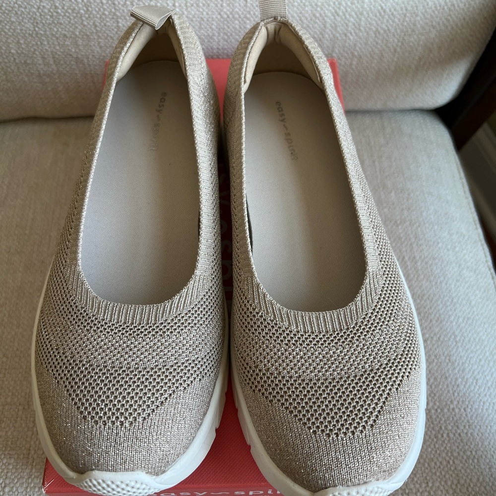 NWT Easy Spirit Tan and White Flats Size 9.5 for Everyday Comfort